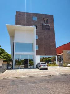 um carro estacionado em frente a um edifício em Hotel Bellavista em Paulo Afonso