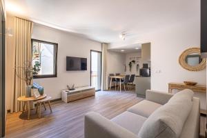 uma sala de estar com um sofá e uma mesa em Fort Bay Suite Apartments em Machico