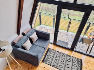Predel za sedenje v nastanitvi Fern Farm Tiny Home