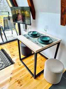 TV in/ali zabaviščno središče v nastanitvi Fern Farm Tiny Home