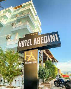 un cartel hotelero frente a un edificio en Hotel Abedini, en Sarandë