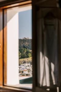 una ventana con vistas al castillo en ARTE LINDOS SUITES, en Lindos