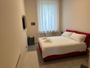 a bedroom with a large bed with a window at Hotel Il Duca barbablu in Sabbioneta