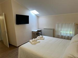 a bedroom with a bed with two towels on it at Hotel Il Duca barbablu in Sabbioneta