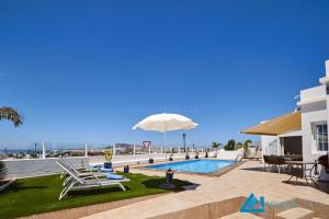 Villa con piscina y vistas en Casa Nostra - LH195 By Villas Now Ltd, en Playa Blanca