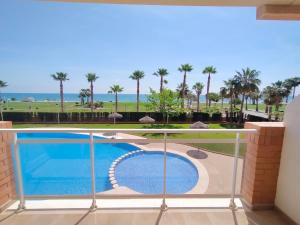 Bazén v ubytování ACV - Playa Dorada-1ª linea planta 1 frontal nebo v jeho okolí