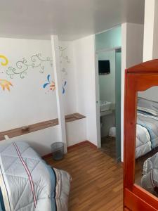 Zimmer mit 2 Betten und einem Spiegel in der Unterkunft Summit Viewpoint House San Blas in Cusco