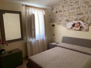 1 dormitorio con 1 cama y una foto de un bebé en Antico Mulino di Cascia, en Cascia