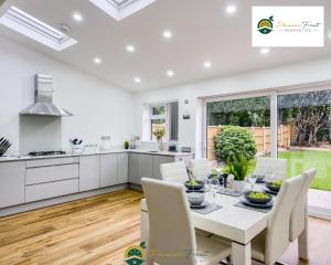 a kitchen and dining room with a table and chairs at LOW rate SPECIAL DEAL for a 3 Bedroom house with 2 Baths- near Coventry Community Centre and War Memorial Park with Parking and FREE unlimited Wi-fi - ARC in Coventry