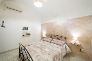 1 dormitorio con 1 cama y 2 lámparas en la pared en Portico Rodriguez Cava de Tirreni, en Cava deʼ Tirreni