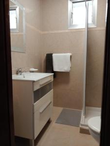 een badkamer met een wastafel, een toilet en een douche bij Granada playa! in Maspalomas