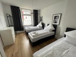 duży pokój z 2 łóżkami i kanapą w obiekcie Bilk Apartment w mieście Düsseldorf
