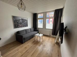 salon z kanapą i stołem w obiekcie Bilk Apartment w mieście Düsseldorf