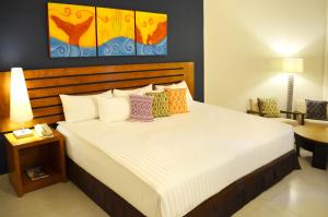 מיטה או מיטות בחדר ב-Grand Decameron Los Cabos, A Trademark All-Inclusive Resort