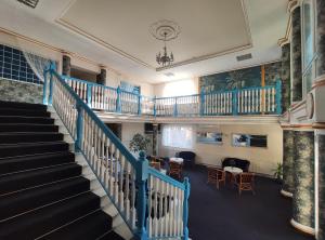 un escalier avec des balustrades bleues dans un bâtiment dans l'établissement Motel DRABEK, à Tarnowskie Góry