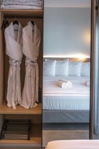 2 fotos de un dormitorio con cama en Aeson Premium Living, en Volos