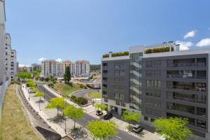 ein Apartmenthaus mit Pflanzen darüber in der Unterkunft BeGuest Benfica Modern Flat in Lissabon