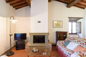 A bed or beds in a room at La Tuia Vacanze apt for 4PP and apt for 2PP