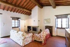 A television and/or entertainment centre at La Tuia Vacanze apt for 4PP and apt for 2PP