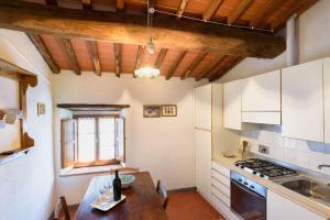 A kitchen or kitchenette at La Tuia Vacanze apt for 4PP and apt for 2PP