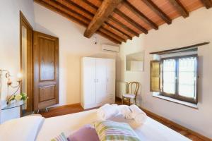 A bed or beds in a room at La Tuia Vacanze apt for 4PP and apt for 2PP