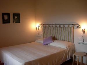 A bed or beds in a room at La Tuia Vacanze apt for 4PP and apt for 2PP
