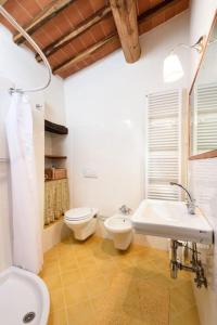 A bathroom at La Tuia Vacanze apt for 4PP and apt for 2PP