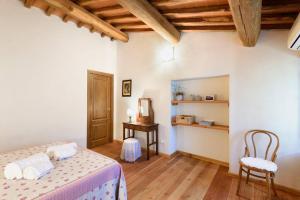 A bed or beds in a room at La Tuia Vacanze apt for 4PP and apt for 2PP