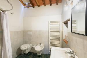 A bathroom at La Tuia Vacanze apt for 4PP and apt for 2PP