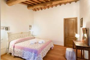 A bed or beds in a room at La Tuia Vacanze apt for 4PP and apt for 2PP