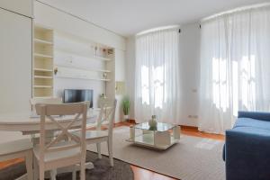 Телевизор и/или развлекательный центр в Milan Retreats