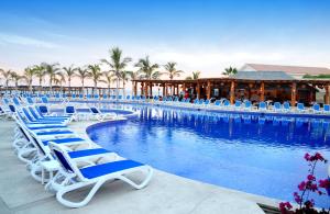 Bazén v ubytování Grand Decameron Los Cabos, A Trademark All-Inclusive Resort nebo v jeho okolí