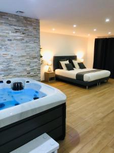 Honey Spa في فيتروي: غرفة نوم مع سرير وحوض استحمام