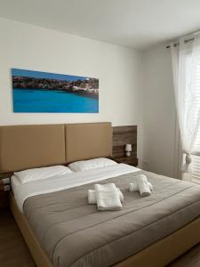 - une chambre avec un grand lit et 2 oreillers blancs dans l'établissement Tra le nuvole, à Favignana