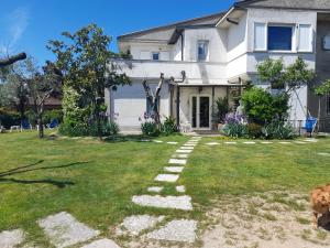 una casa con un perro parado en el patio en Villa Elisa lago e monti, en Carzago della Riviera