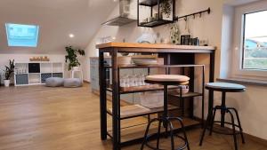 イゾラにあるNATURA Sea Viewのキッチン(スツール2脚付)、