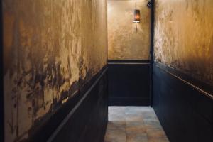 a dark hallway with a wall with peeling paint at B&B Noviomagus in Nijmegen