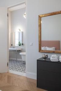 a bathroom with a mirror and a sink at 2-Bedroom Apartment with Private Library in Vienna