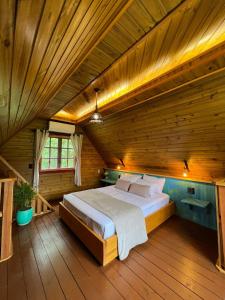 1 dormitorio con 1 cama grande en una habitación de madera en Locanda 65 - Serra Gaúcha en Garibaldi
