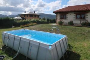 una gran piscina en el patio de una casa en Ven y disfruta en el corazón de Bizkaia-Urdaibai en Gautegiz Arteaga