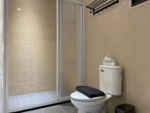 a bathroom with a toilet and a shower at Muco Muco Bnb in Yilan City
