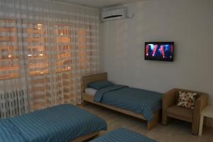 Un pat sau paturi într-o cameră la Lazarus Apartment