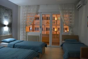 Un pat sau paturi într-o cameră la Lazarus Apartment