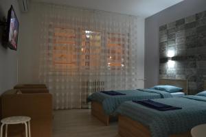 Un pat sau paturi într-o cameră la Lazarus Apartment