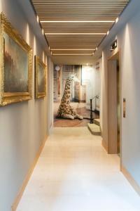 uma girafa sentada no chão num corredor em Palazzo Scappi Gardi Luxury Apartments em Bolonha
