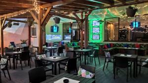 restauracja ze stołami, krzesłami i światłami w obiekcie Motel DRABEK w Tarnowskich Górach