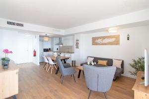 uma sala de estar e de jantar com mesa e cadeiras em Global Properties, Apartamento de 2 habitaciones con terraza y vistas al mar em Canet de Berenguer