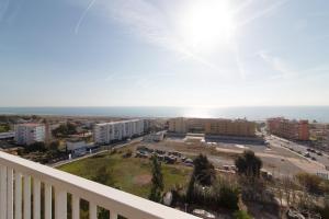 a balcony with a view of a city and the ocean at Global Properties, Apartamento de 2 habitaciones con terraza y vistas al mar in Canet de Berenguer