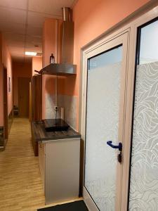 a kitchen with a counter and a door in a room at Hipokratios 3 Zimmer mit Gemeinschaft WC in Fürth