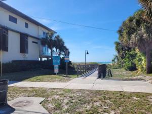 um edifício com um passeio junto à praia em CLR North Beach em Clearwater Beach